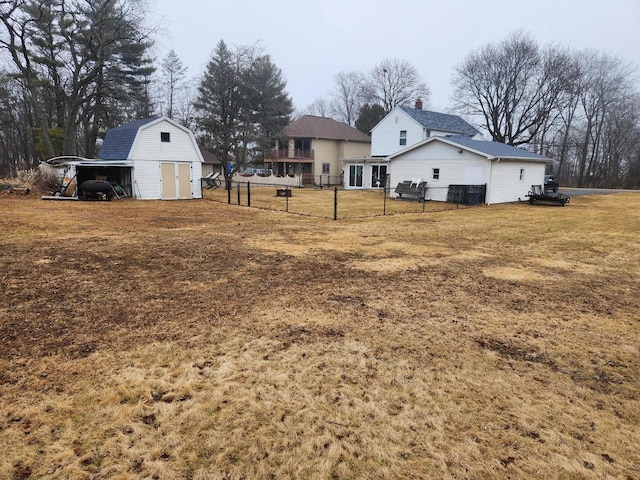 view of yard featuring an outdoor structure