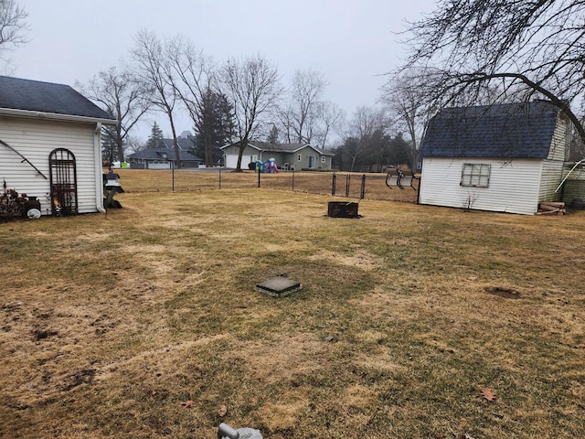 view of yard featuring a storage shed