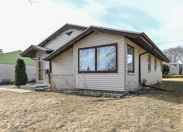 view of front of property featuring a front yard