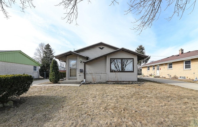 view of front of property featuring a front lawn