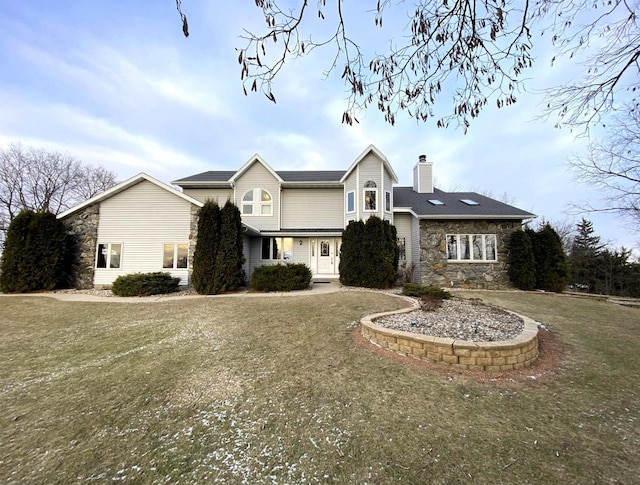 view of front of home featuring a front lawn