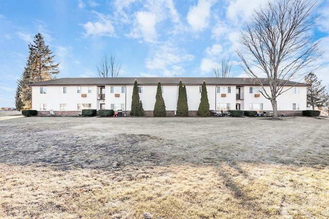 view of front facade with a front yard