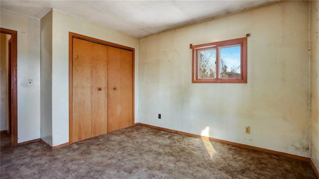 unfurnished bedroom featuring carpet flooring and a closet