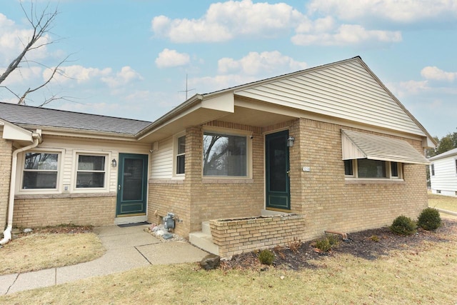 view of front facade featuring a front yard