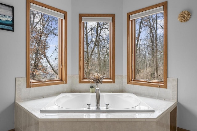 bathroom featuring tiled tub