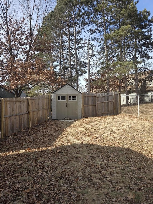 view of yard with a shed