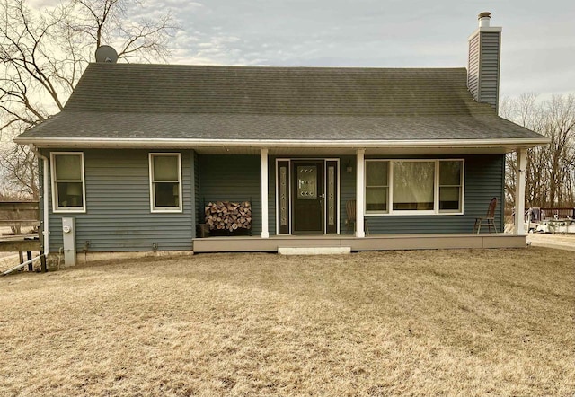 view of front facade with a front yard