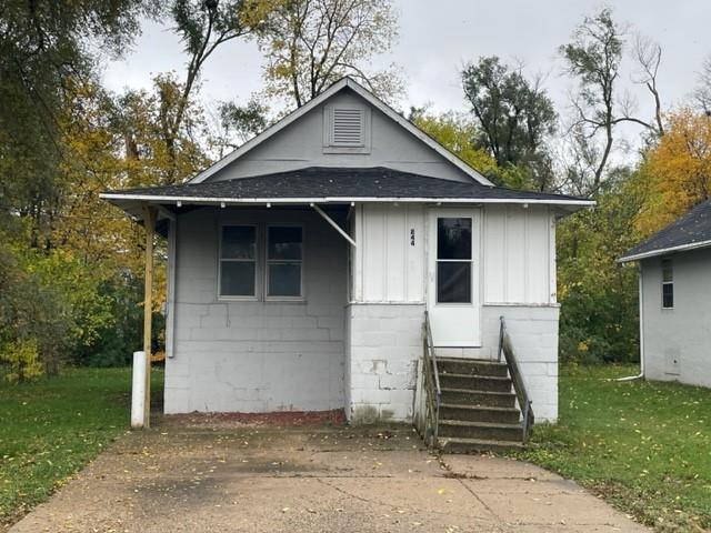 bungalow-style house with a front yard