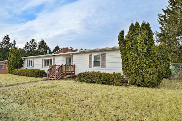 single story home featuring a front lawn