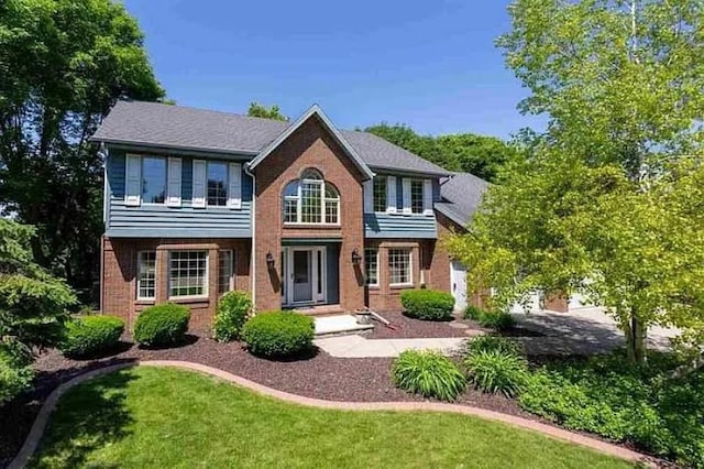 view of front of house with a front lawn