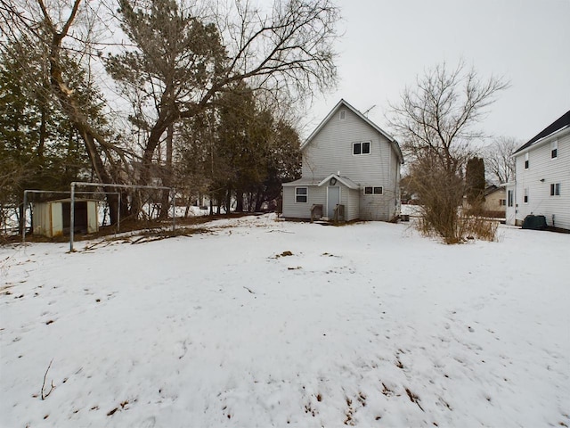 view of yard layered in snow