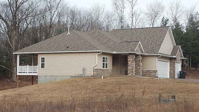 view of front of house featuring a front lawn