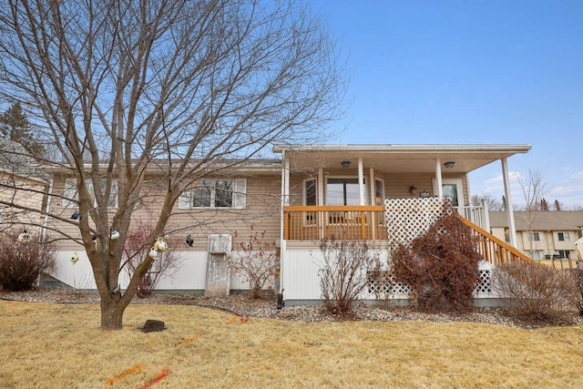 view of front of property featuring a front yard and covered porch