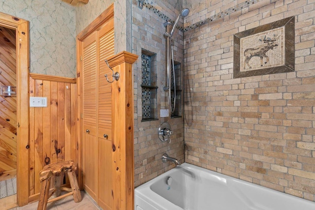 bathroom featuring tiled shower / bath