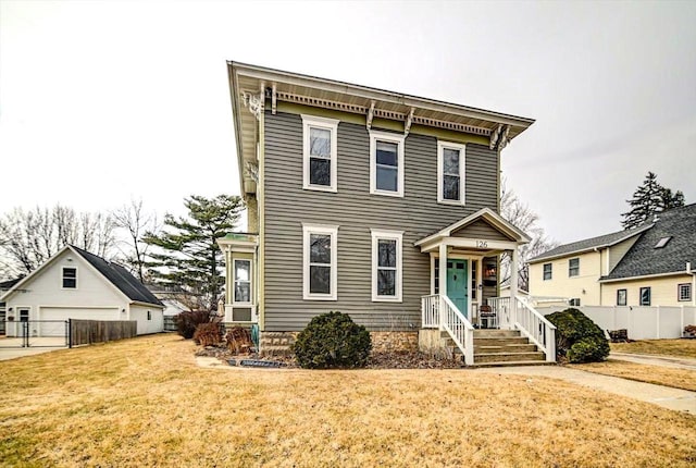 view of front of property featuring a front yard