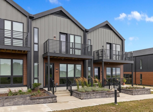 view of front of home featuring a balcony