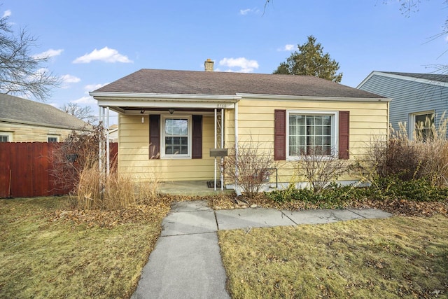 bungalow featuring a front yard