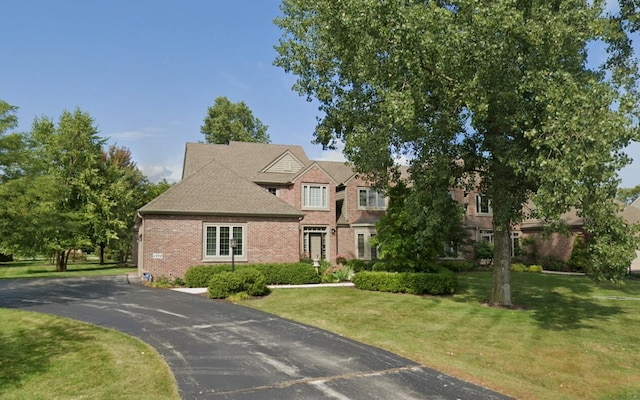 view of front facade featuring a front yard