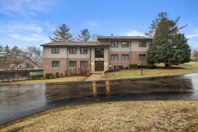 view of front of home with a front lawn