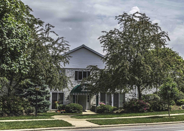 view of front of home featuring a front yard