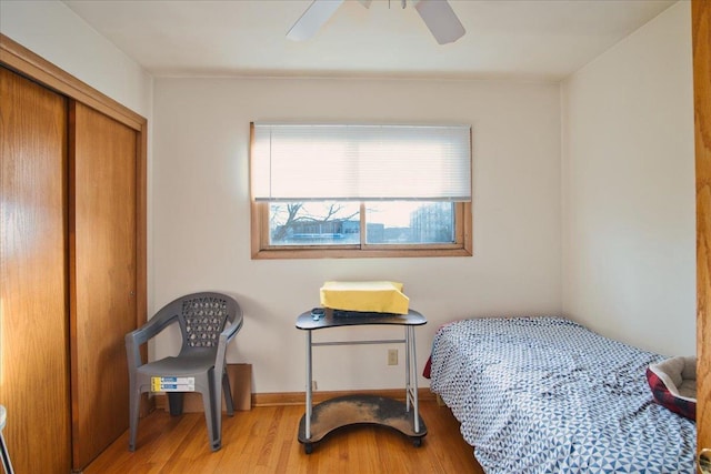 bedroom featuring ceiling fan, light hardwood / wood-style floors, and a closet