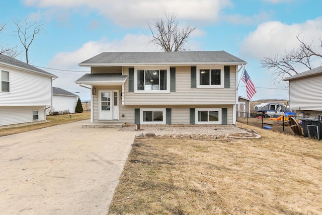 view of front of property with a front yard