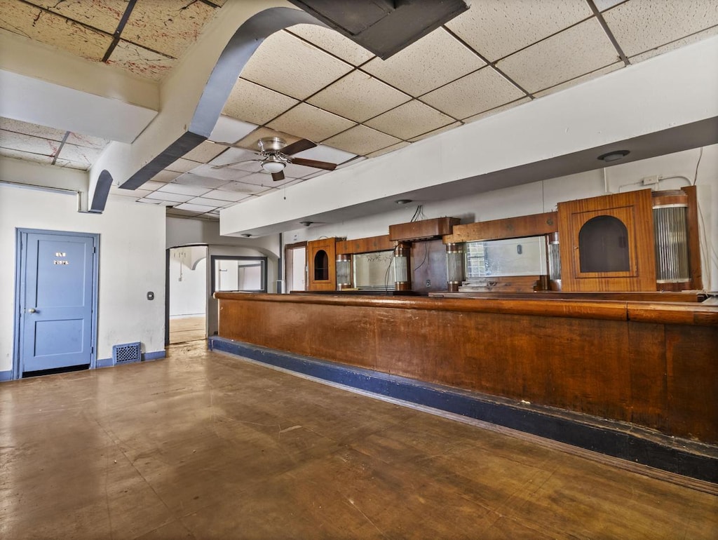 welcome area featuring ceiling fan