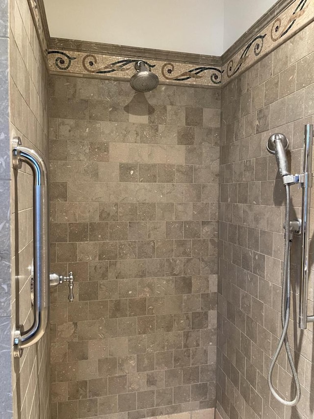 bathroom featuring tiled shower