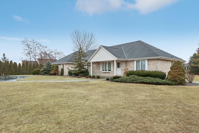 single story home with a front lawn