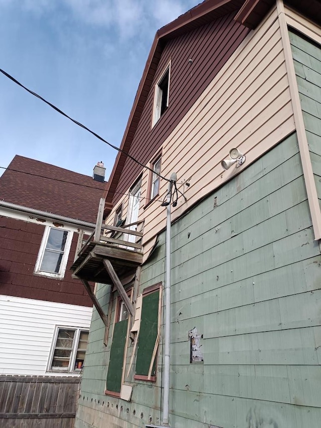 view of side of property featuring a balcony