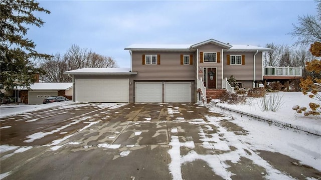 view of front facade featuring a garage