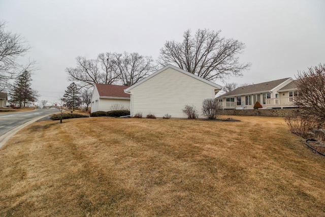 view of side of property featuring a lawn