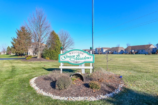 community / neighborhood sign featuring a yard