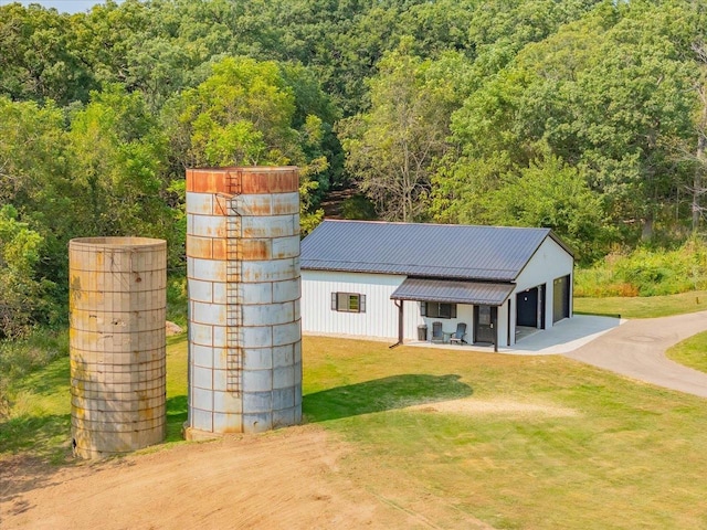 view of outdoor structure with a garage and a yard