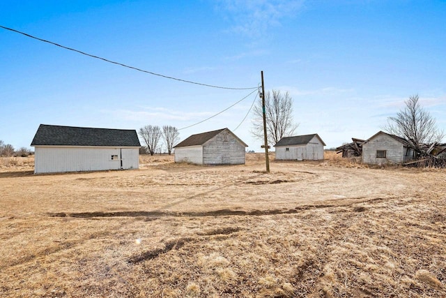 view of yard with a shed