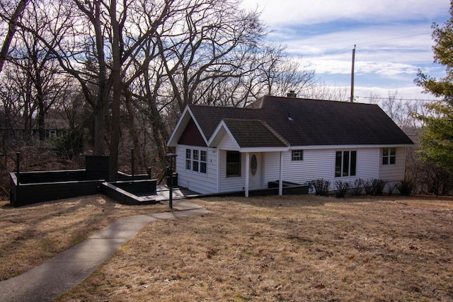 view of front of property with a lawn