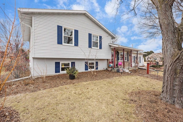 view of front of property featuring a front lawn and a porch