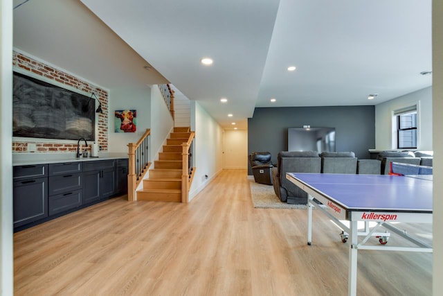 playroom with sink and light hardwood / wood-style flooring