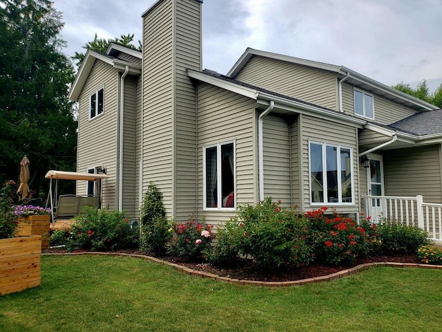 view of side of property featuring a lawn