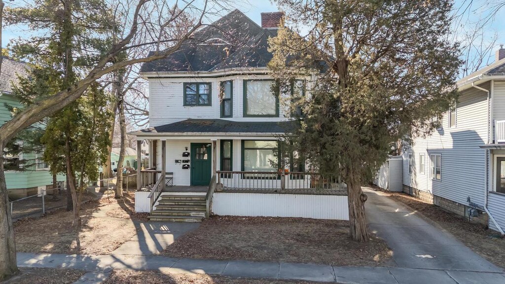 1218 Cherry St, Green Bay, WI 54301 - view of front facade featuring covered porch