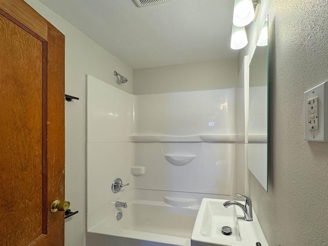 bathroom with sink and washtub / shower combination