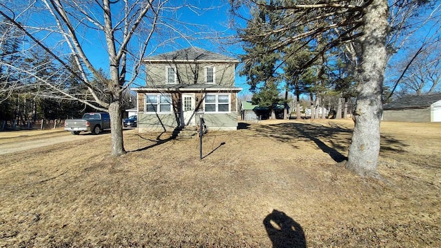 view of front facade with a front yard