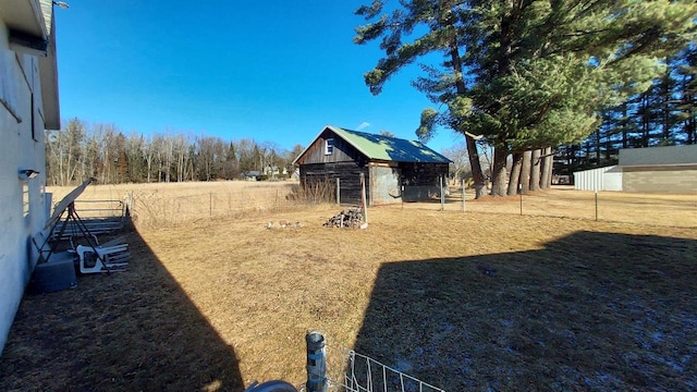 view of yard with an outdoor structure