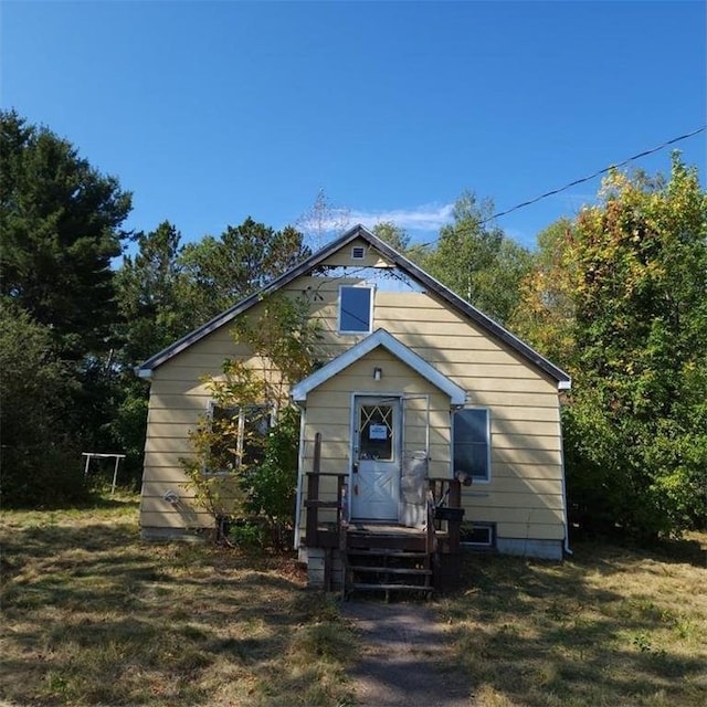 view of front of house featuring a front yard