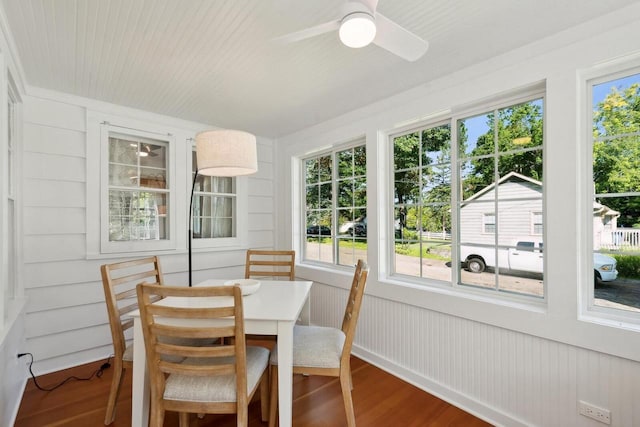 sunroom with ceiling fan