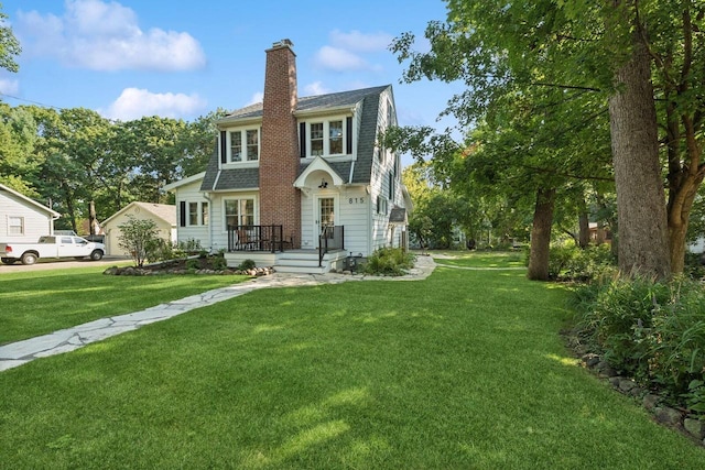 view of front facade featuring a front yard