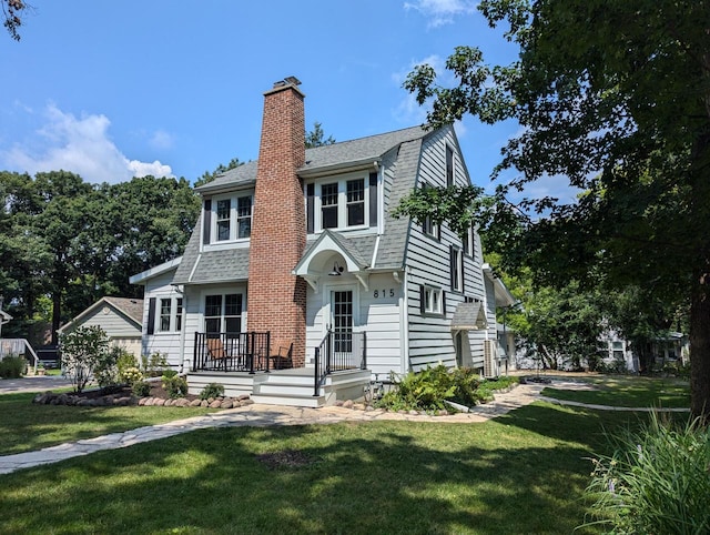 view of front of house featuring a front lawn