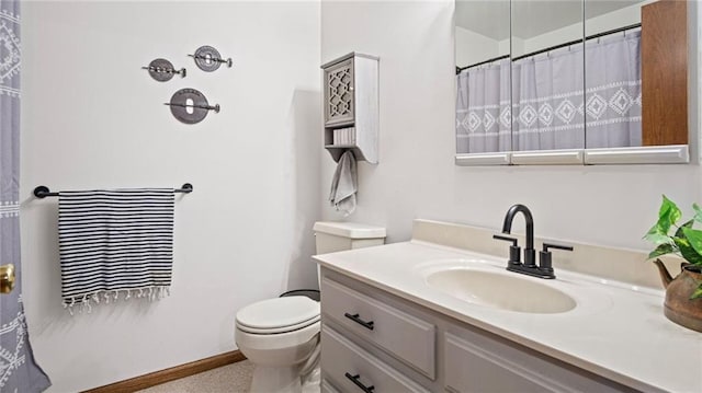 bathroom featuring a shower with curtain, vanity, and toilet