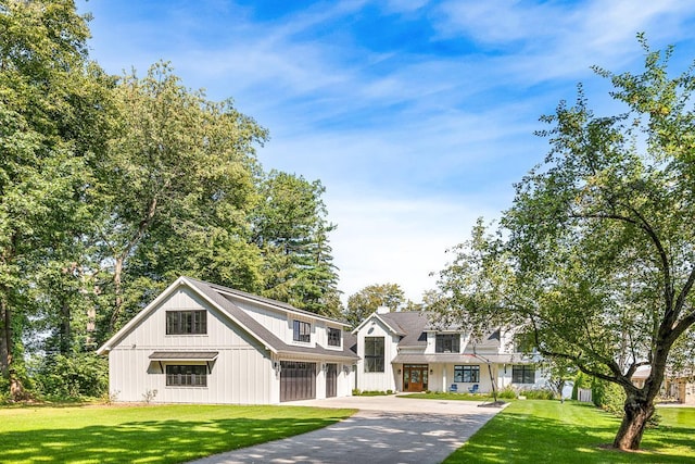 view of front facade featuring a garage and a front yard