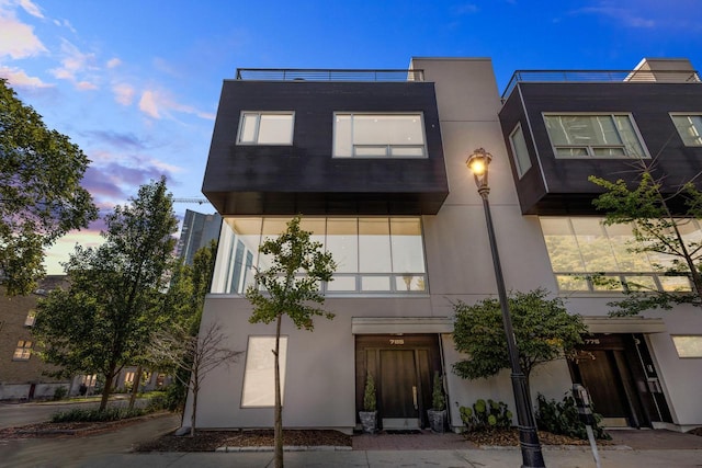 785 E Kilbourn Ave, Milwaukee, WI 53202 - contemporary house with stucco siding
